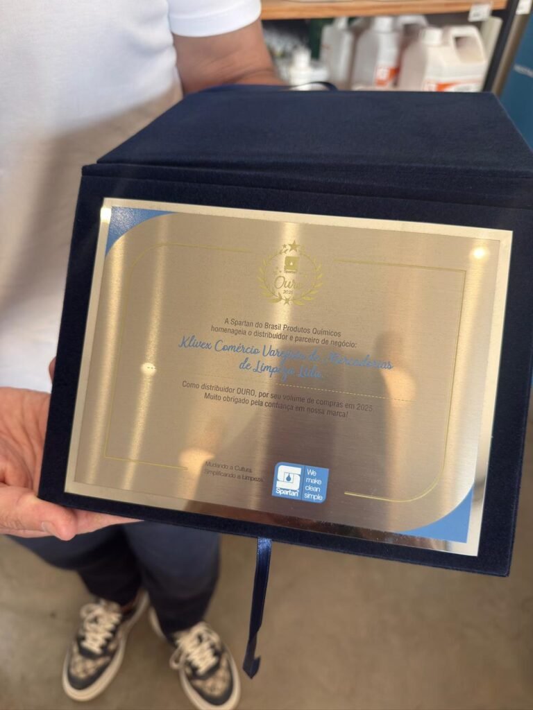 Klivex Recebe Placa De Distribuidor Ouro Da Spartan Do Brasil 1 Placa Da Klivex Distribuidor Ouro Da Spartan